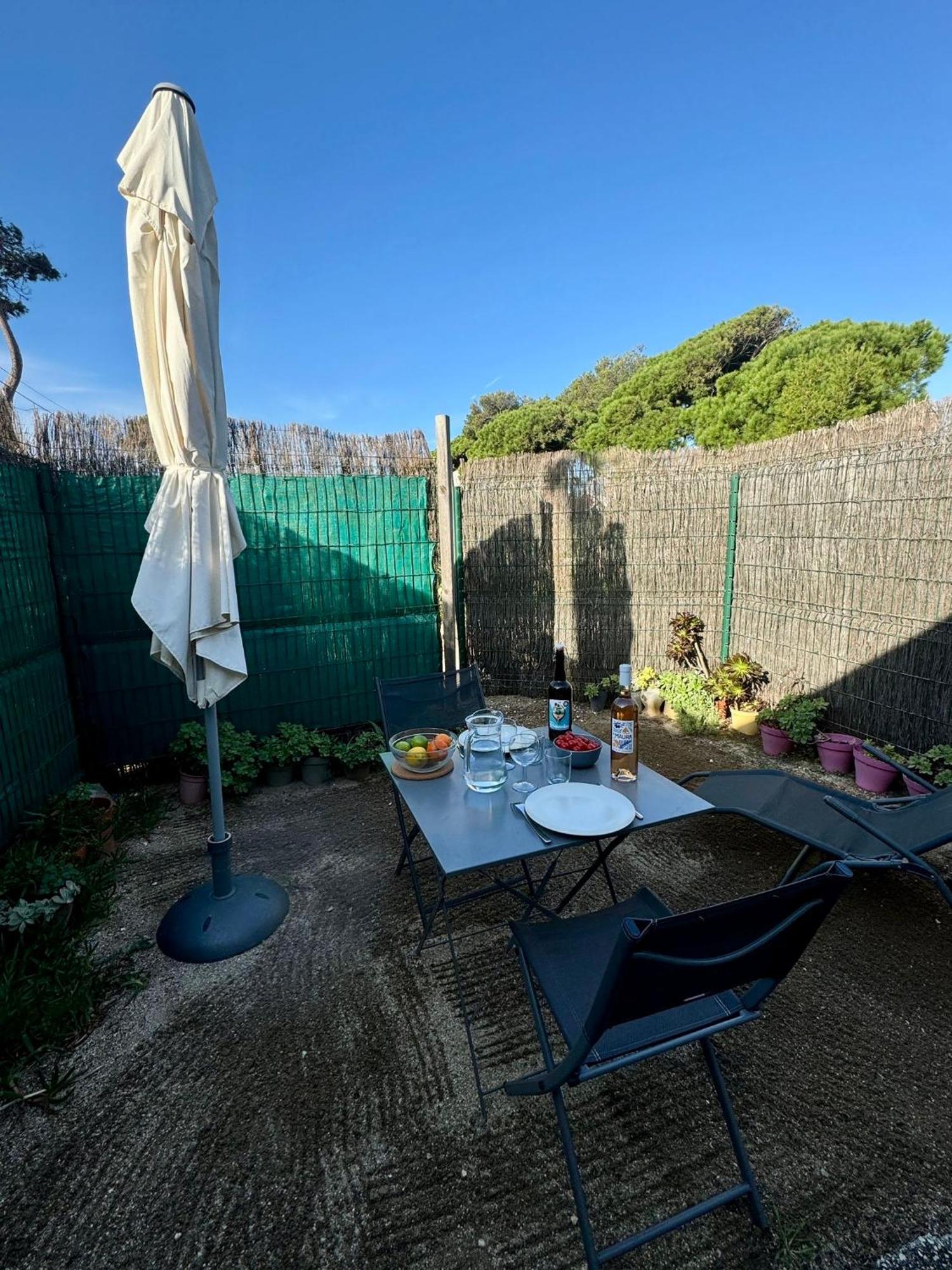Le Club Des Cigales Apartment Hyeres Exterior photo